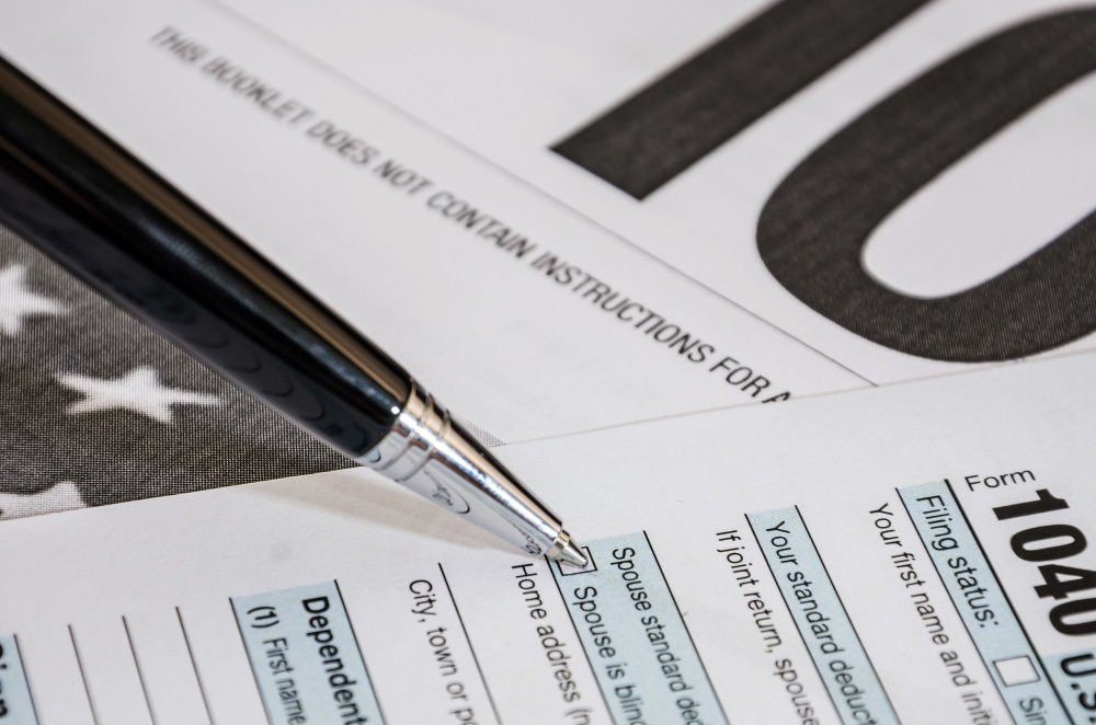 cerca-1040-formularios-impuestos-boligrafo1.jpg