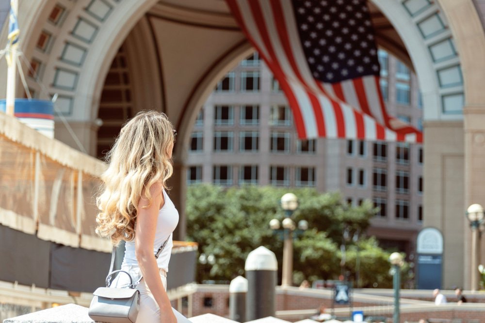 hermosa-mujer-caminando-calles-ciudad-boston1.jpg