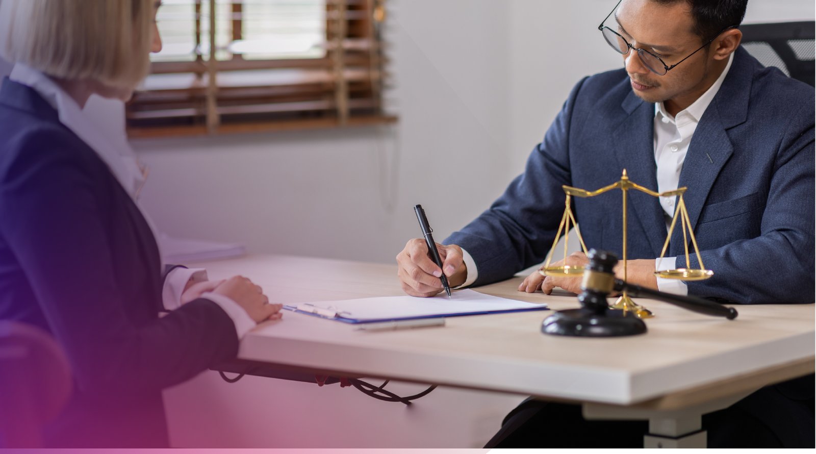 Abogado-y-cliente-escribiendo