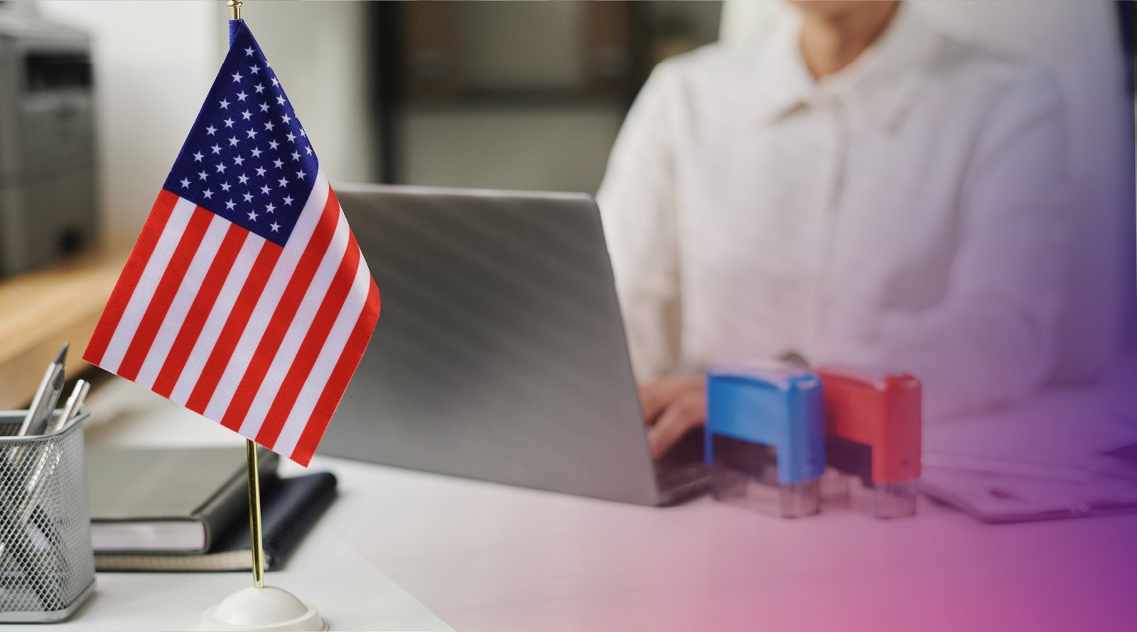 Encargada-mostrador.haciendo-trámites