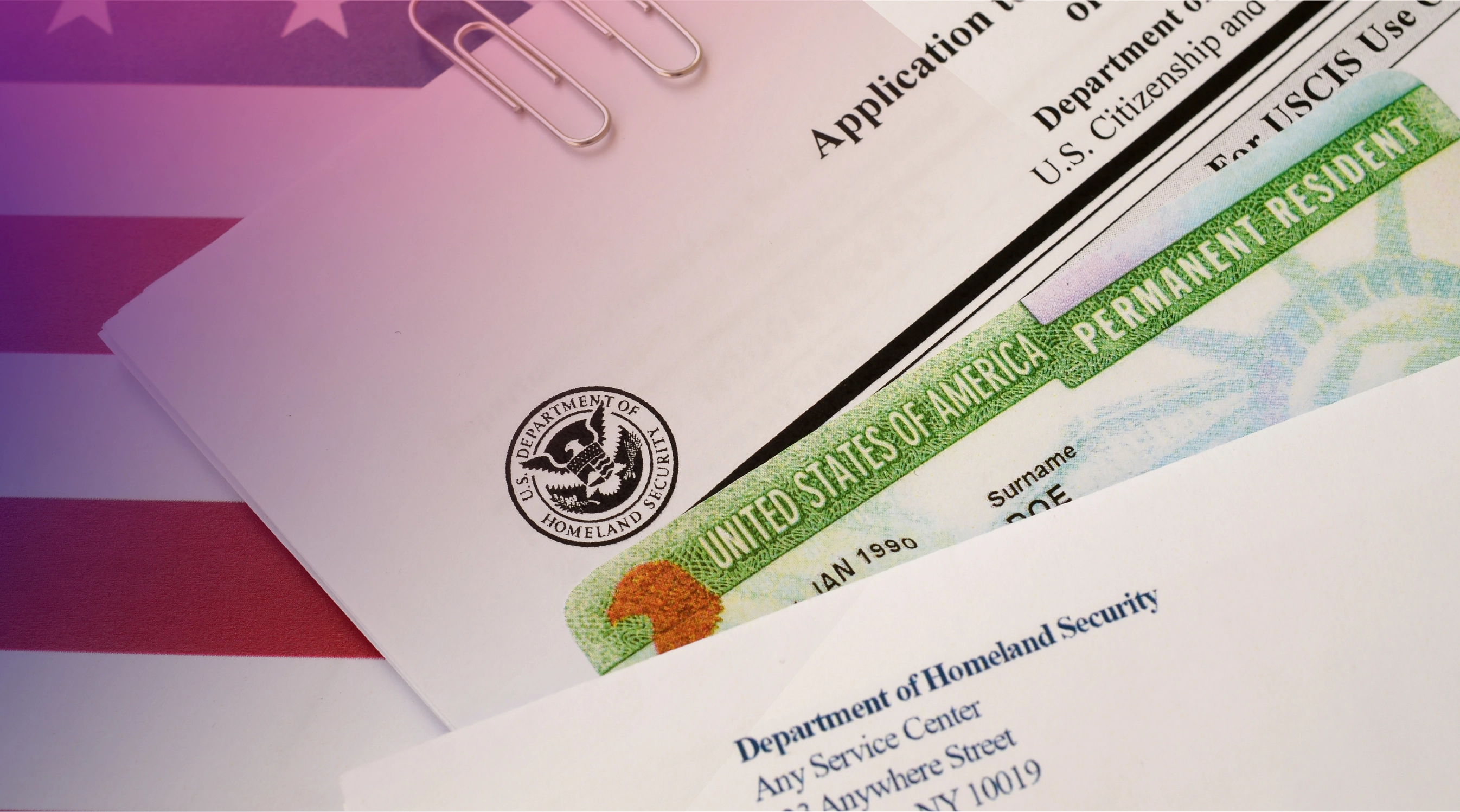 Papeles-sobre-mesa-green-card