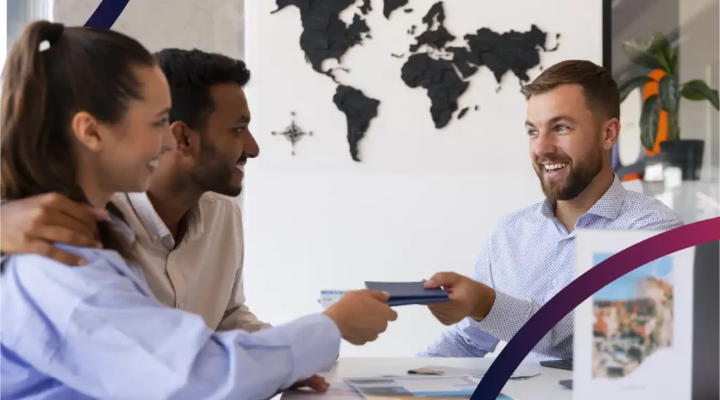 Pareja-recibiendo-visa-de-trabajo