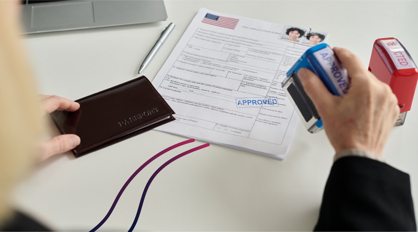 Persona-aprobando-visa-con-sellos