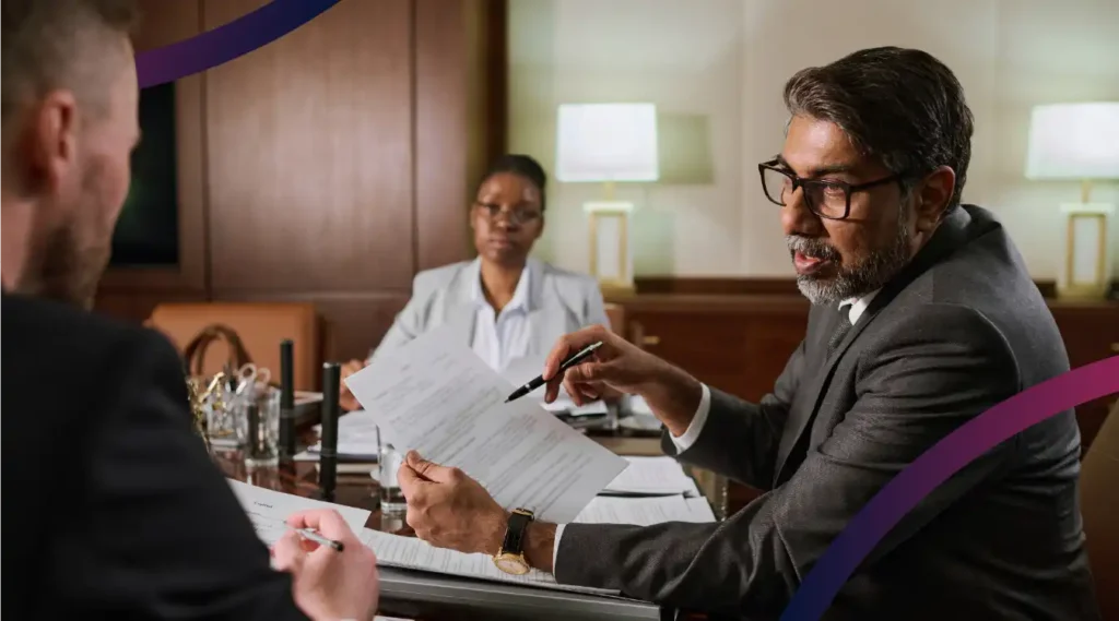 abogado-con-hoja-en-la-mano