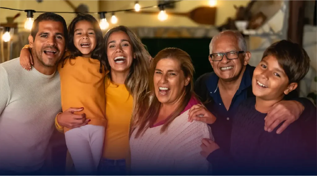 familia-latina-sonriendo