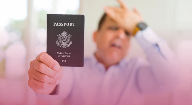 hombre-decepcionado-con-pasaporte