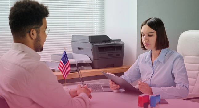 hombre-y-mujer-tramite