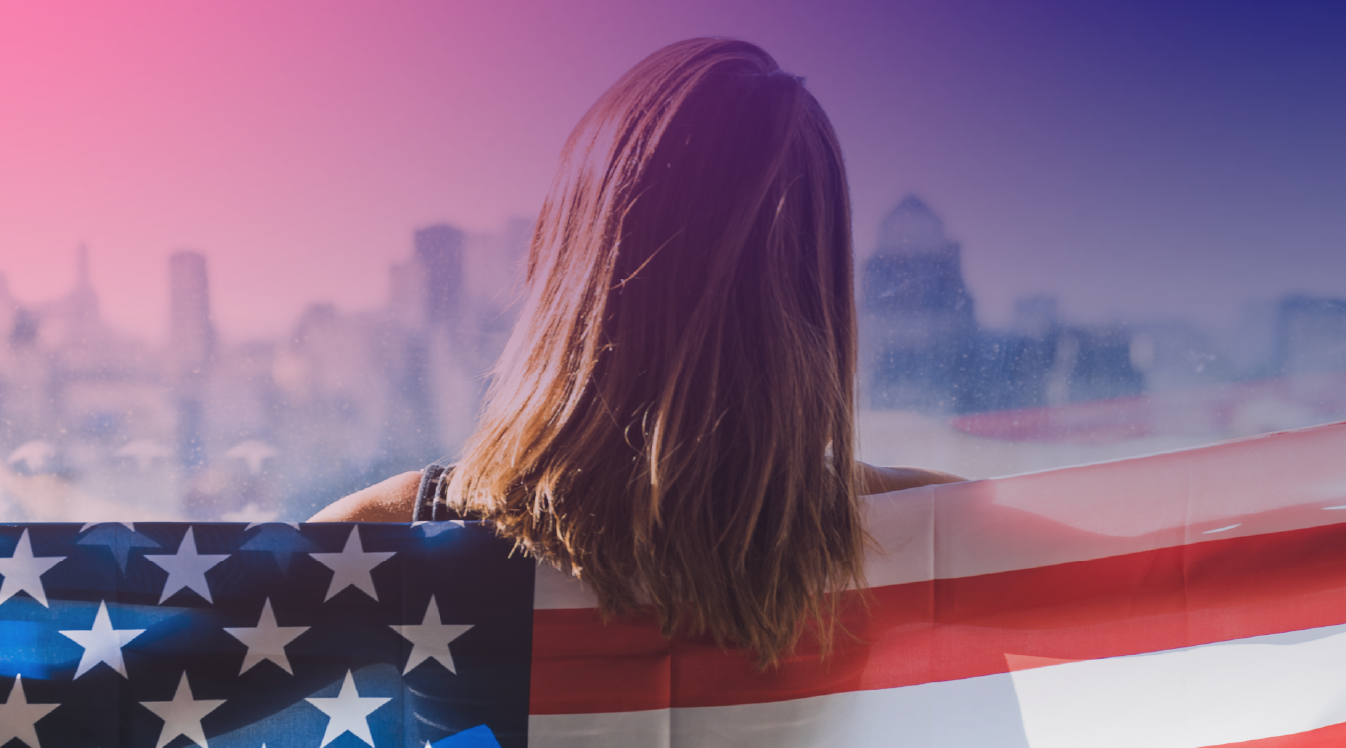 mujer-viendo-al-horizonte-con bandera-de-usa