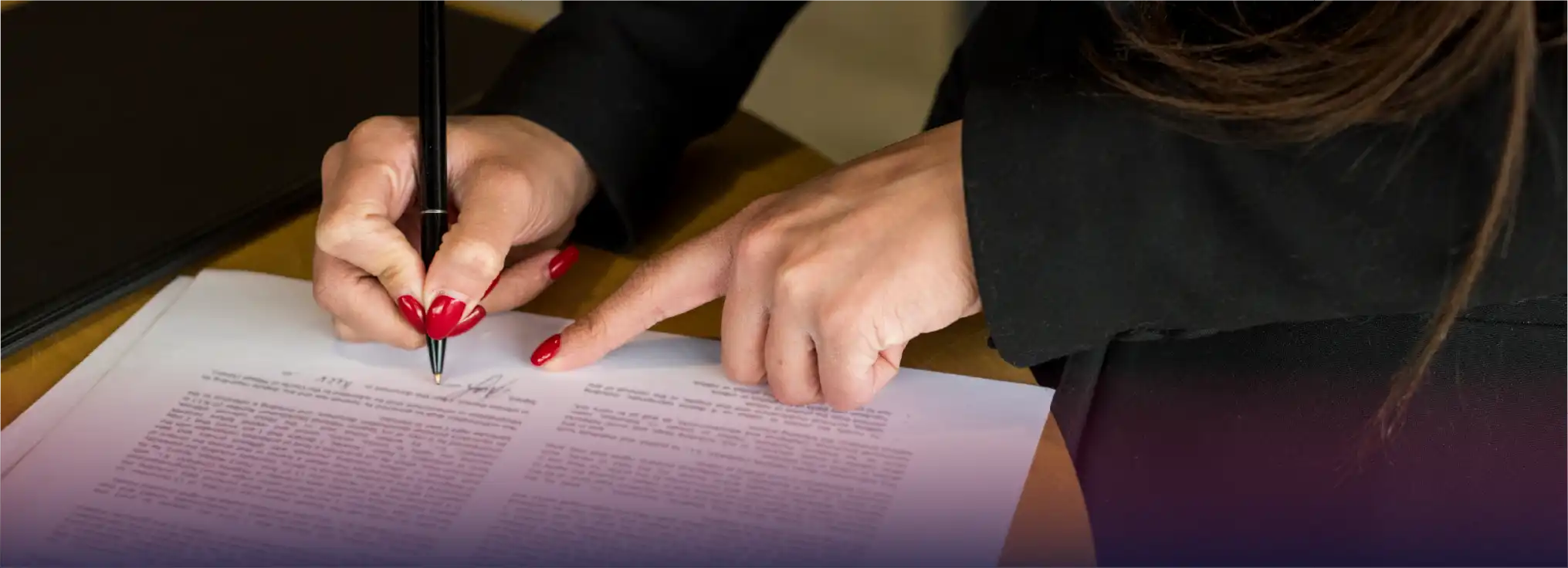 Persona-firmando-carta-de-naturalización