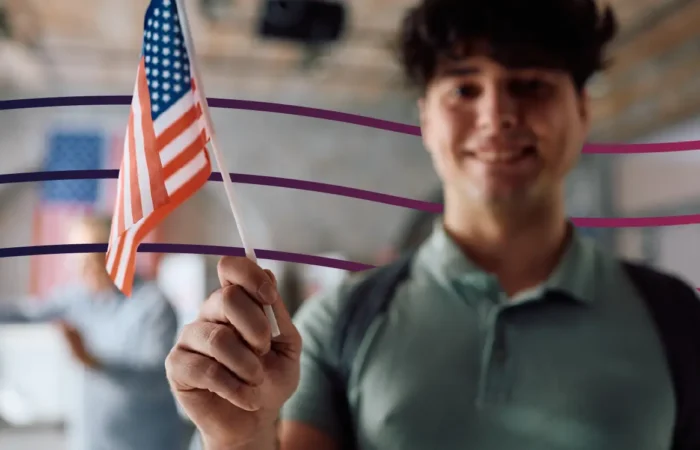 hombre-latino-en-casilla-de-voto-sosteniendo-bandera-de-EUA