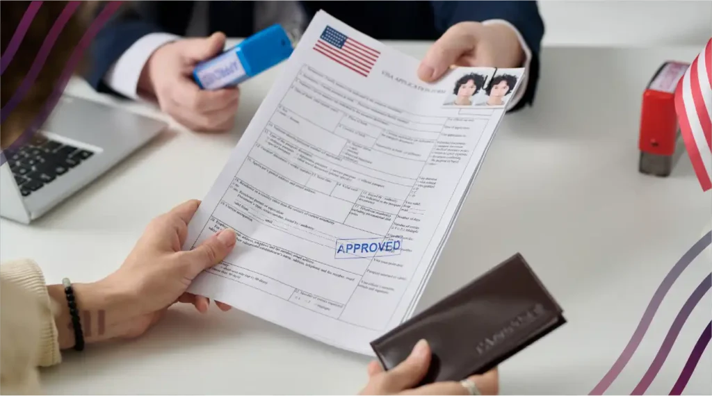 persona-dando-papeles-visa