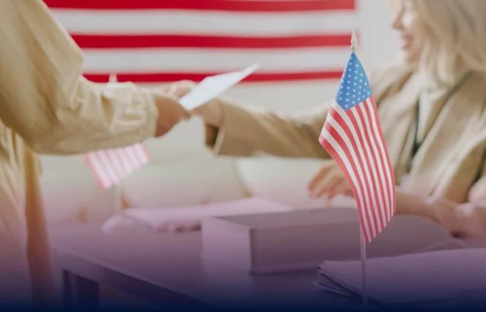 Mujer-entregando-voto.