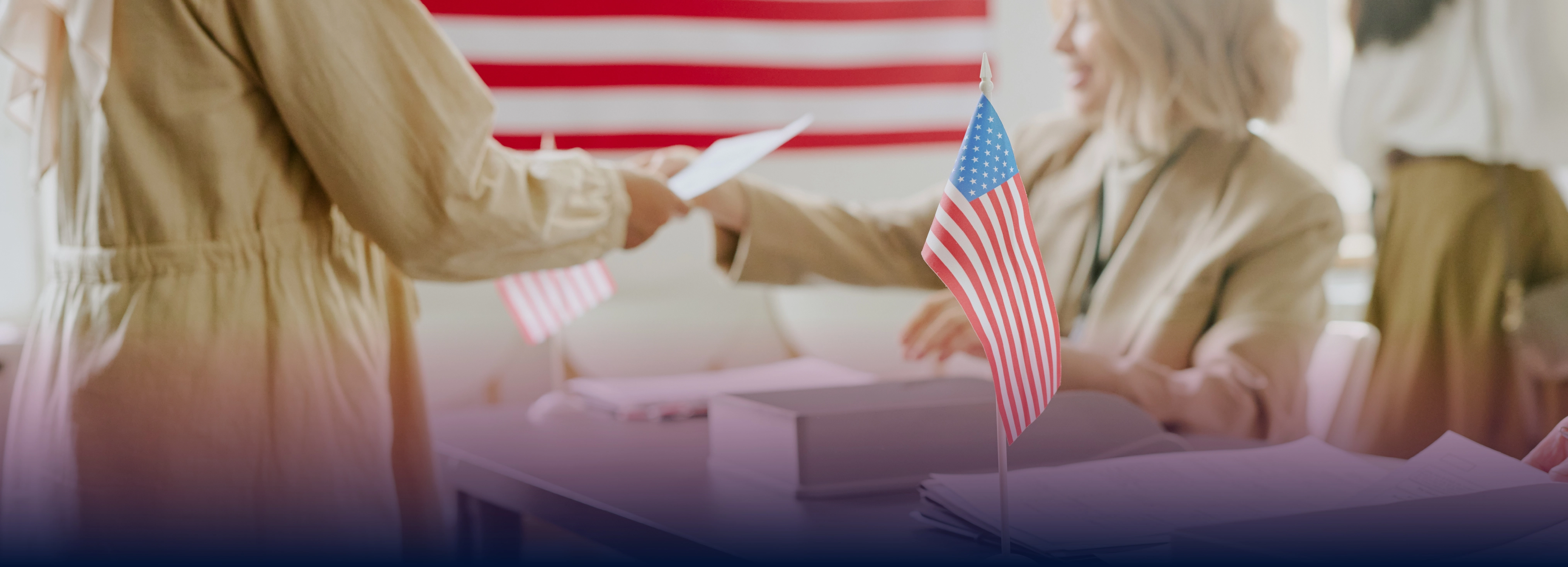 Mujer-entregando-voto.