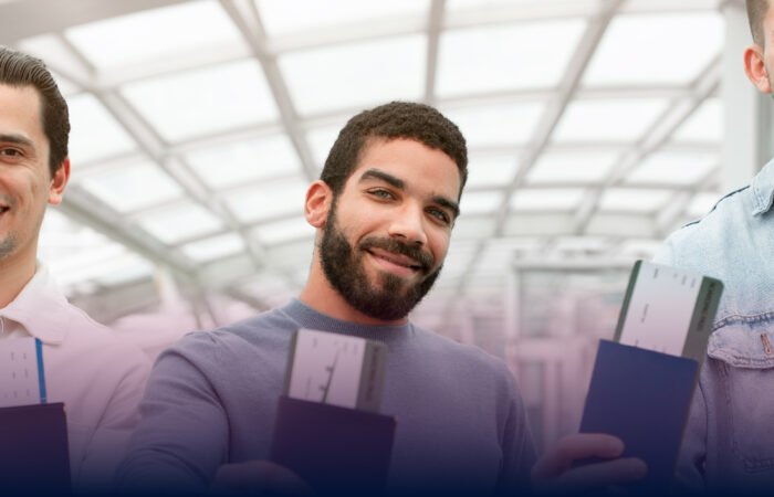 Tres-hombres-mostrando-visa