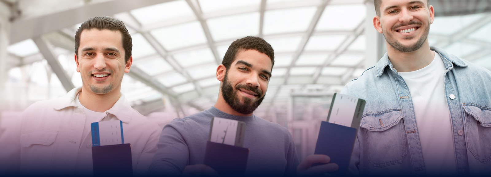 Tres-hombres-mostrando-visa