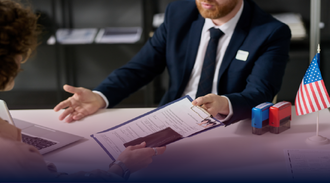 hombre-entregando-papeles