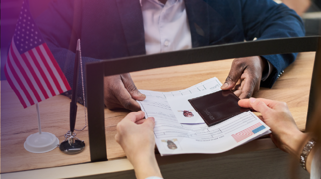 hombre-recibiendo-papeles