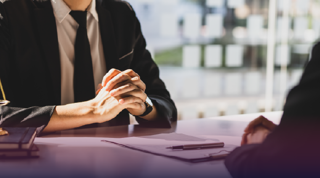 personas-platicando-con-abogado-migratorio