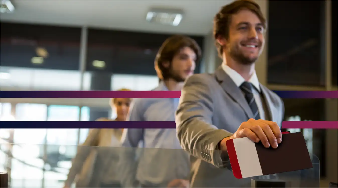 hombre-entregando-visa-para-viajar